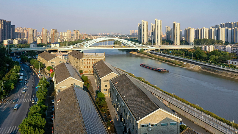 青弋江水，缓缓流淌。人民网记者 张俊摄