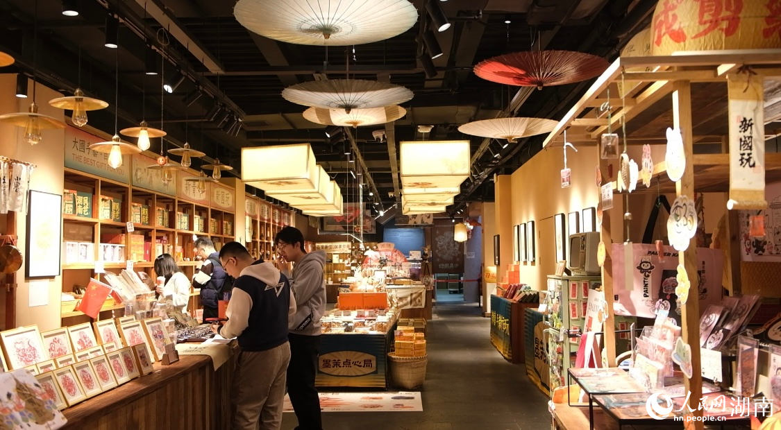 地道长沙民艺馆内。人民网记者 向宇摄