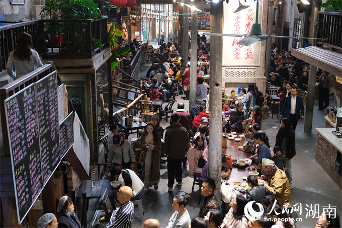 喧嚣热闹的茶馆。人民网记者 向宇摄