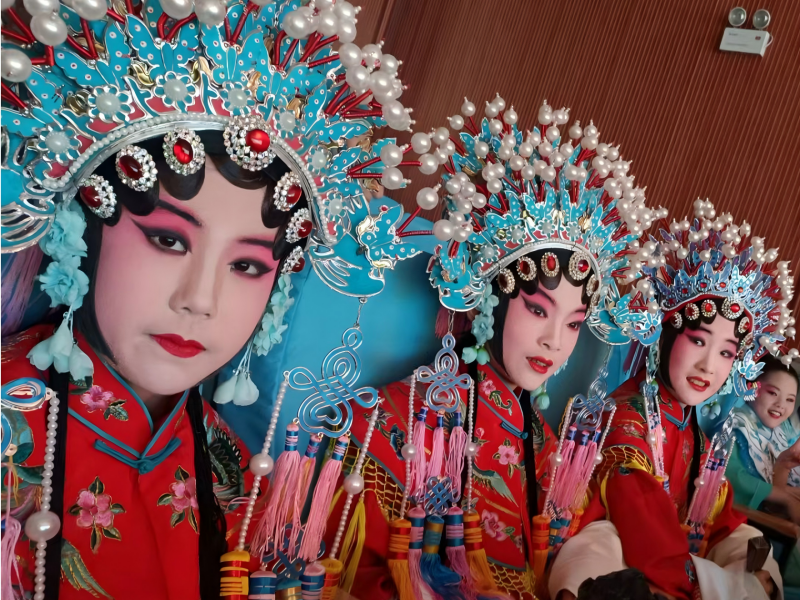 学生正在候场，将在武汉校际争霸赛上表演《贵妃醉酒》。受访者供图