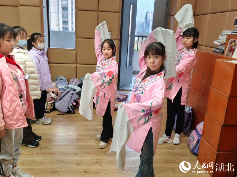 学生们正在做“穆桂英挂帅”的身段训练。人民网记者 郭婷婷摄