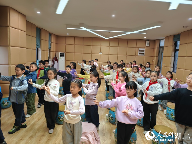 硚口区千禧城小学学生正在排练厅内学习戏剧。人民网记者 郭婷婷摄