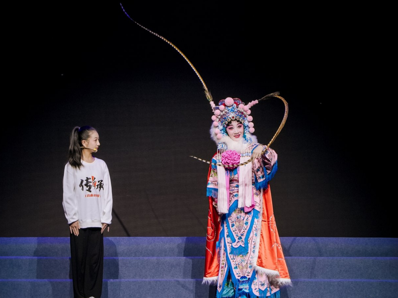 武汉市寻找”小小戏剧传承人“展演中，学生与戏剧名家同台演出。武汉市教育局供图