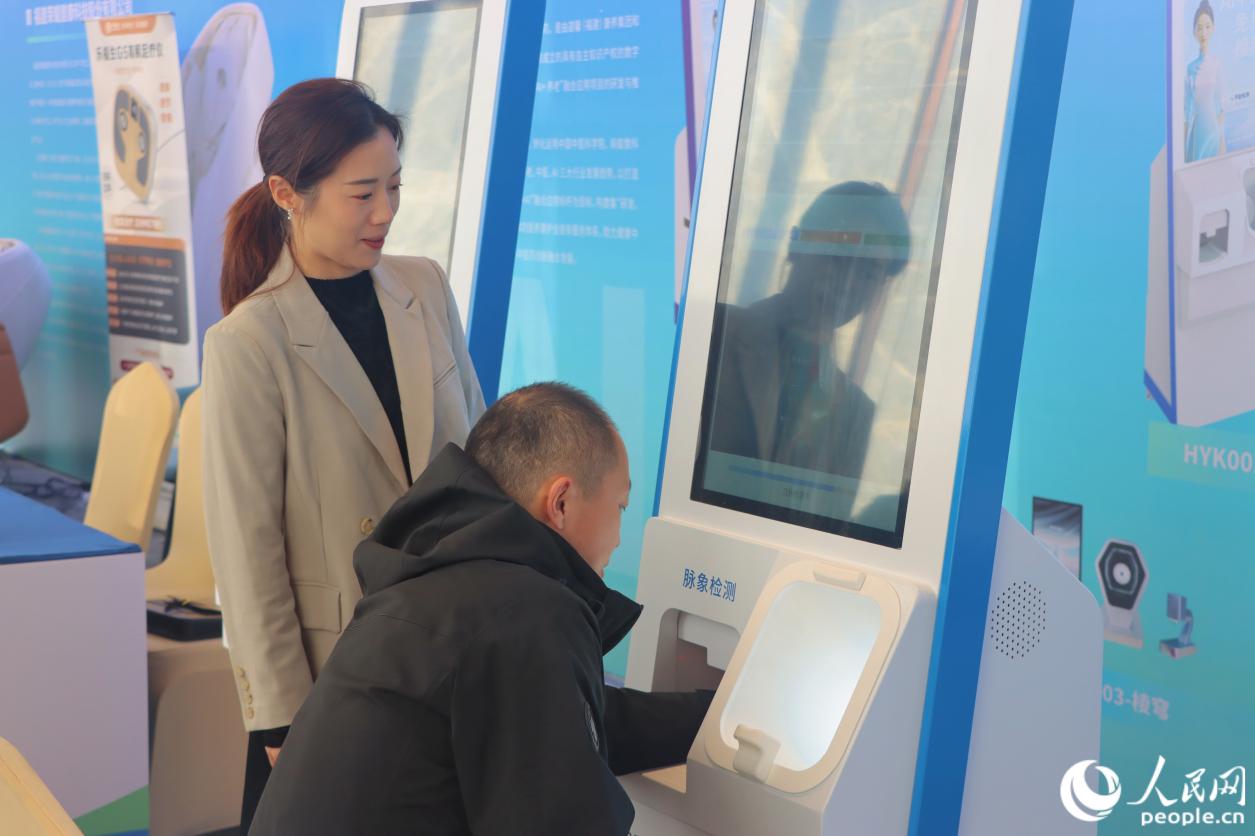 体验者正在试用AI中医机器人。人民网 林铭贤摄