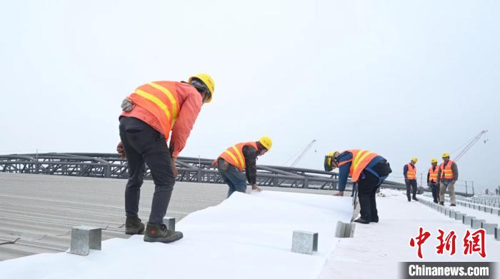 探访重庆新建规模最大高铁站：金属屋面施工忙