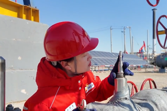 &ldquo;玫瑰&rdquo;绽放在一线丨油田采油女工：井场里一道靓丽的风景线