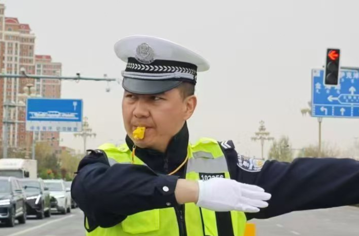 辛勤耕耘二十载 青春献宣防 李军：藏蓝身影里的交通安全宣传排头兵