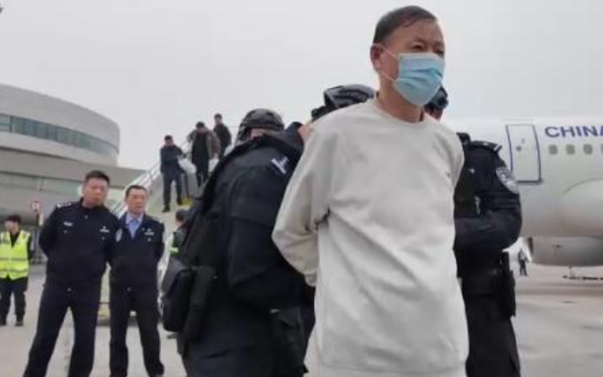 骗取贷款1.04亿元 犯罪嫌疑人王某某被押解回国