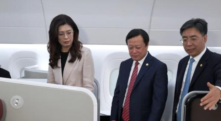 郑丽文一行在上海参访 点赞大陆经济活力与城市魅力